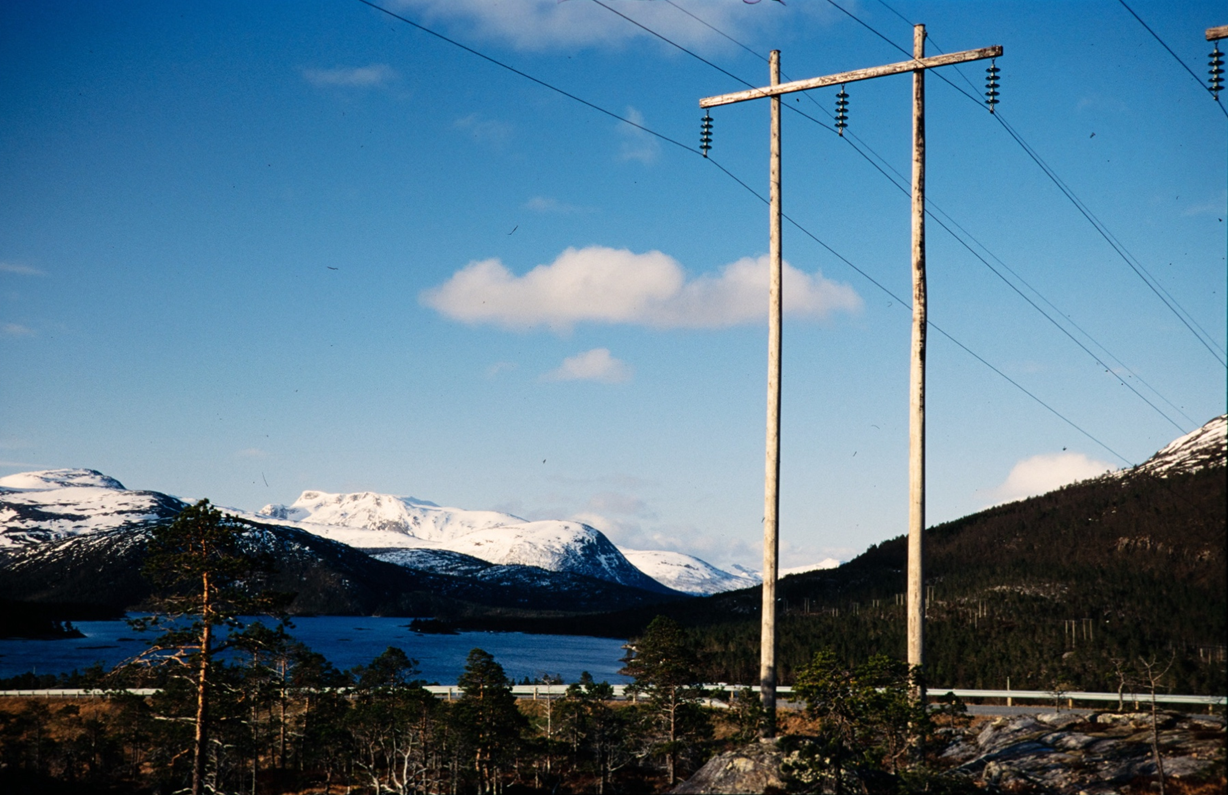 Foto: Stig Storheil/NVE, lisens https://creativecommons.org/licenses/by-sa/4.0/. 66 kV mast ved avkjøring til Steigen fra E6, ukjent tidspunkt. CC BY-SA 4.0.